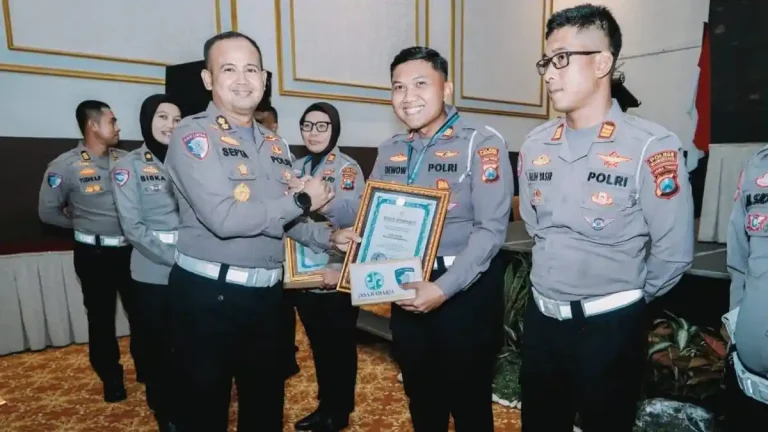 satlantas-polres-ponorogo-terima-penghargaan-dari-polda-jatim