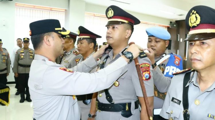 Pimpin Sertijab Lima Kapolsek, Kapolres Gresik AKBP Ramadhan Nasution Tekankan Pelayanan dengan Hati