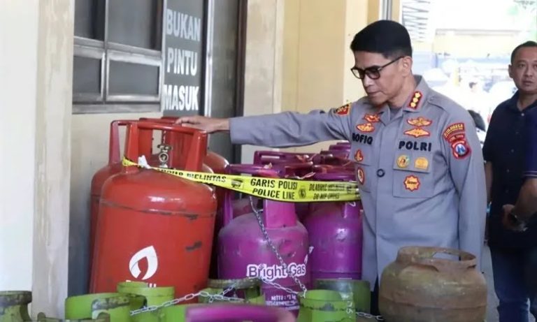 Kapolresta-Banyuwangi-saat-mengidentifikasi-sejumlah-BB-tabung-LPG-3-kilogram-780x468
