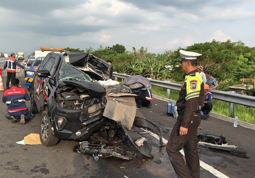 Innova Tabrak Belakang Dump Truck di Tol Pas-Pro, Polisi Evakuasi 4 Korban