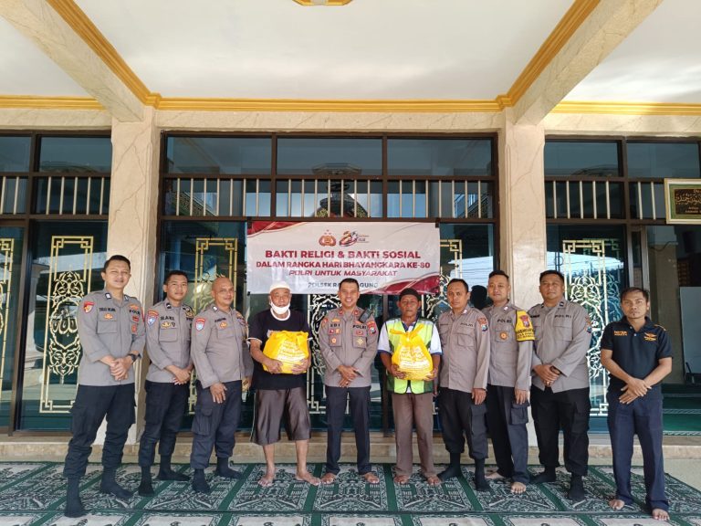 Sambut HUT Bhayangkara ke-80, Polsek Randuagung Gelar Bakti Religi dan Baksos di Masjid Nurul Huda