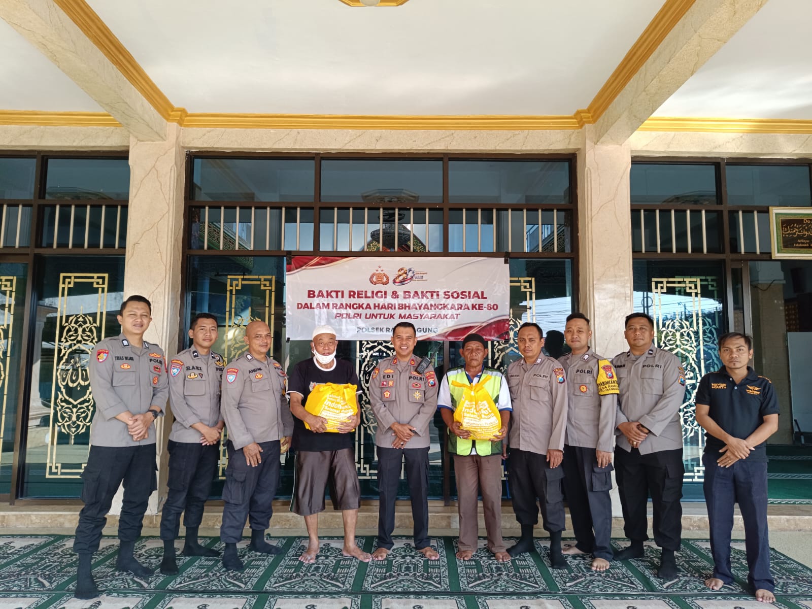Sambut HUT Bhayangkara ke-80, Polsek Randuagung Gelar Bakti Religi dan Baksos di Masjid Nurul Huda