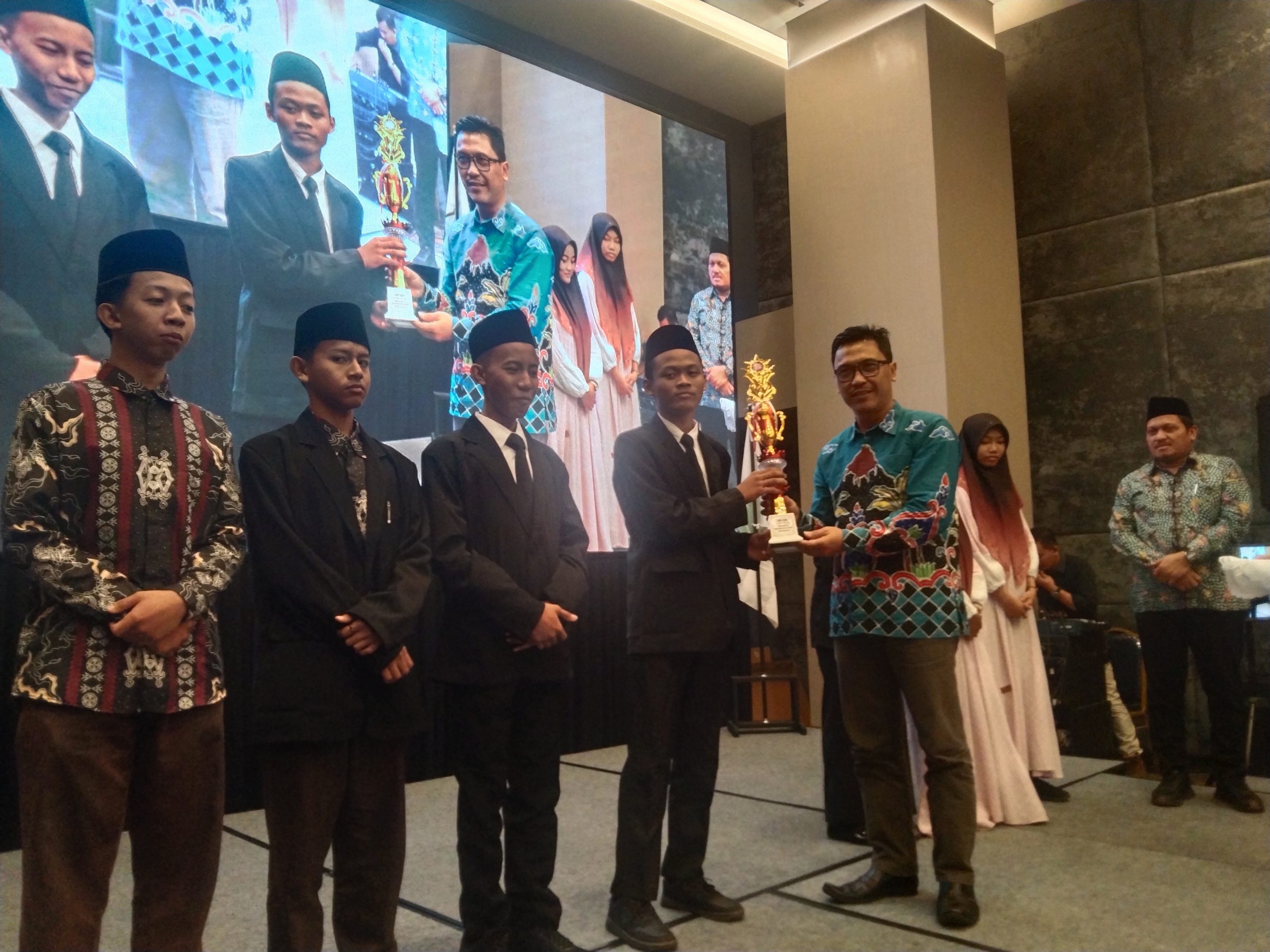 Sinergi Pendidikan Formal dan Keagamaan: Sekretaris Dinas Pendidikan Lumajang Hadiri Wisuda SMP Tahfidz Al-Azhar & SMA An-Nur