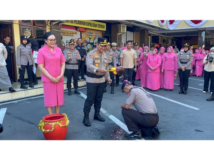 Bukan Sekedar Mandi Kembang 62 Personel Polres Lumajang Naik Pangkat